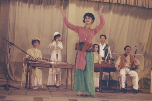 Thu Minh tham gia sinh hoạt âm nhạc tại Nhà thiếu nhi Q5 và các cuộc thi nhỏ khi còn ngồi trên ghế nhà trường. Sau khi tốt nghiệp cấp hai, bố của Thu Minh cảm thấy cô có năng khiếu nên cho cô theo học múa ballet chuyên nghiệp hệ 6 năm tại Trường múa TPHCM.